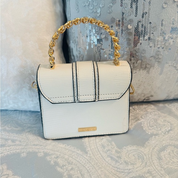 Elegant White Handbag with Gold Chain Handle - Picture 3 of 10
